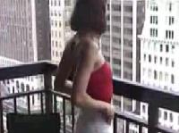 brunette heisse lady spielt an ihre pussy aufm balcone..
