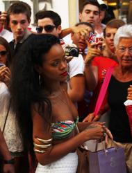 th_159176929_RihannashoppinginSt.Tropez23.7.2012_54_122_219lo.jpg