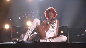 http://img162.imagevenue.com/loc341/th_345772657_RihannaBritneySpears_SMBillboardMusicAwards201102385_123_341lo.jpg