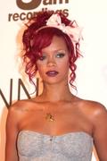 th_08165_RihannaatWestfieldShoppingCentreRedCarpet_31_122_492lo.jpg