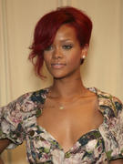 th_59098_RihannasignscopiesofRihannaRihannainNYC27.10.2010_196_122_578lo.jpg