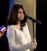 http://img162.imagevenue.com/loc134/th_06198_SelenaGomez_GoodMorningAmerica_NYC_230910_031_122_134lo.JPG