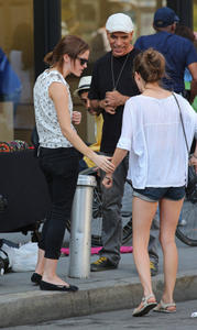 http://img162.imagevenue.com/loc349/th_736868960_EmmaWatson_OANewYork_September14_2012_18_122_349lo.jpg